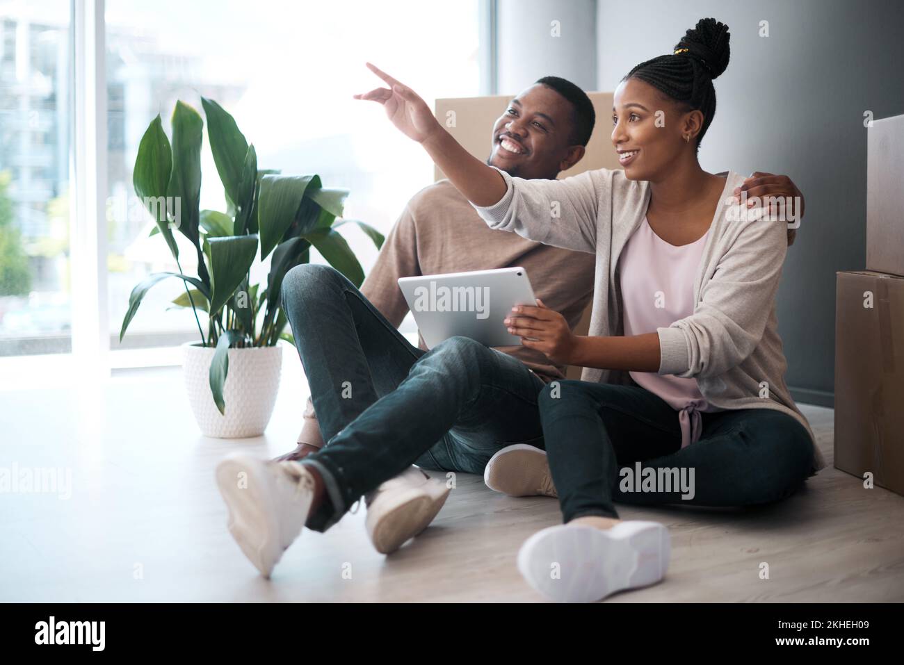 Schwarzes Paar, Tablet und neue Haus- oder Immobilienanlage mit Boxen, Planung von Innenräumen und Online-Suche. Hausbesitzer, afrikanischer Mann und Frau Stockfoto