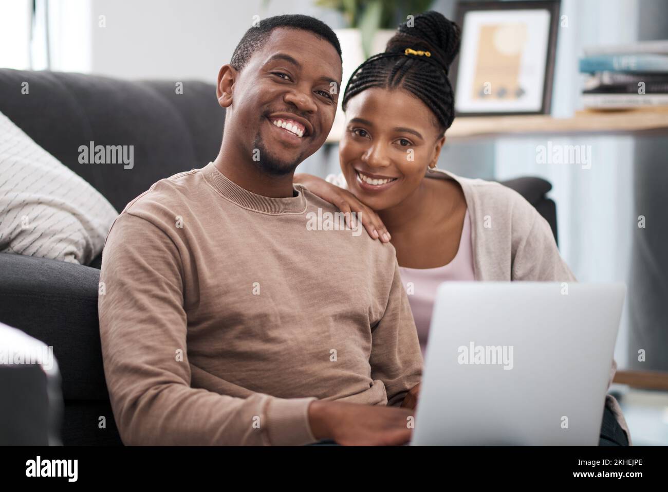 Porträt, Paar und Laptop auf dem Boden des Wohnzimmers für Filme, Dates und Unterhaltung in ihrem Zuhause. Gesicht, schwarzes Paar und Online-Streaming Stockfoto