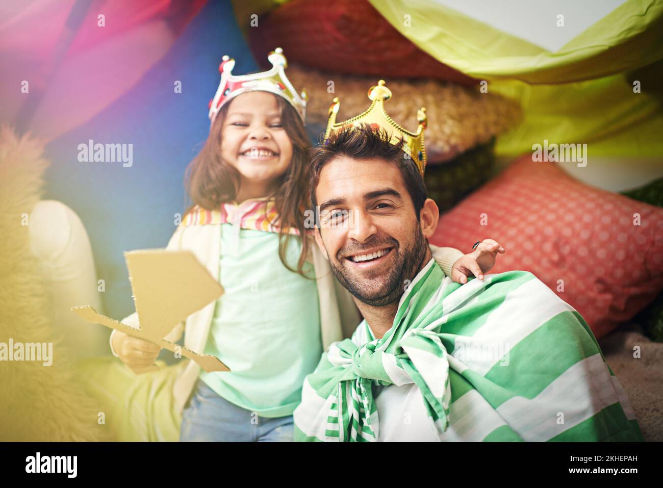 Sie ist die Königin meines Herzens. Ein süßes kleines Mädchen, das sich als Prinzessin verkleidet hat, während es zu Hause mit ihrem Vater spielt. Stockfoto