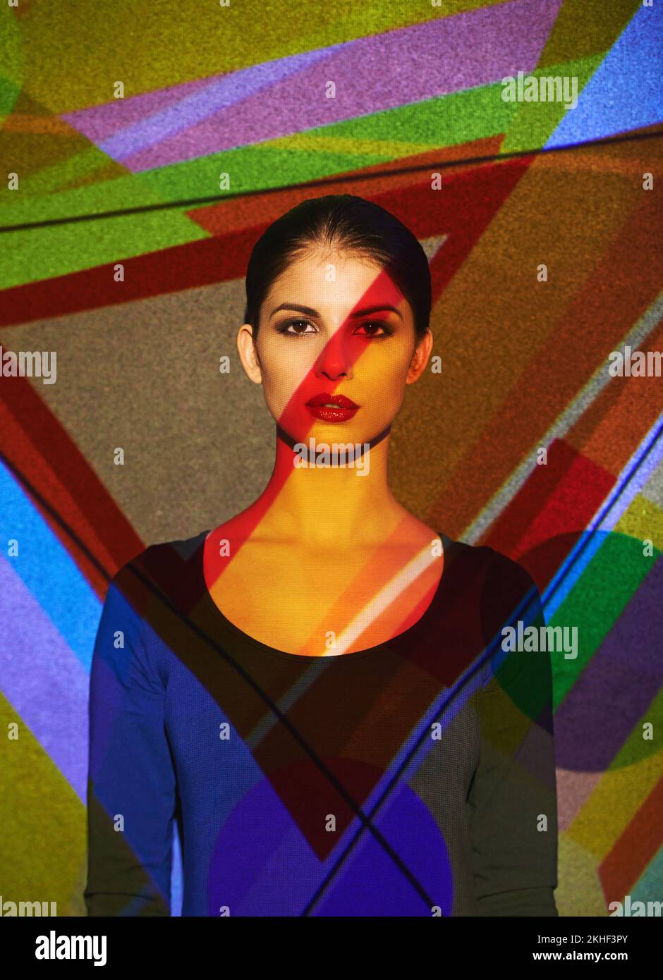 Sie beleuchtet einen Raum. Ein wunderschönes Modell im Studio mit unzähligen abstrakten Lichtquellen. Stockfoto