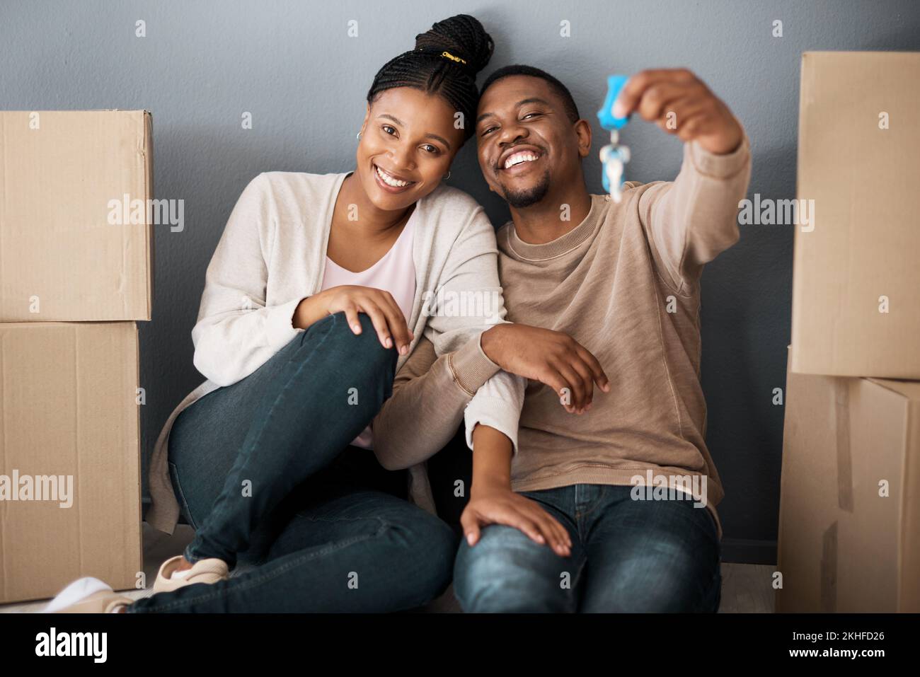 Immobilien, Immobilien und afrikanisches Paar mit Schlüsseln zu ihrem neuen Zuhause, aufgeregt und bewegend. Hausbesitzer, glücklich und Porträt einer Schwarzen-Mann-und-Frau-Show Stockfoto
