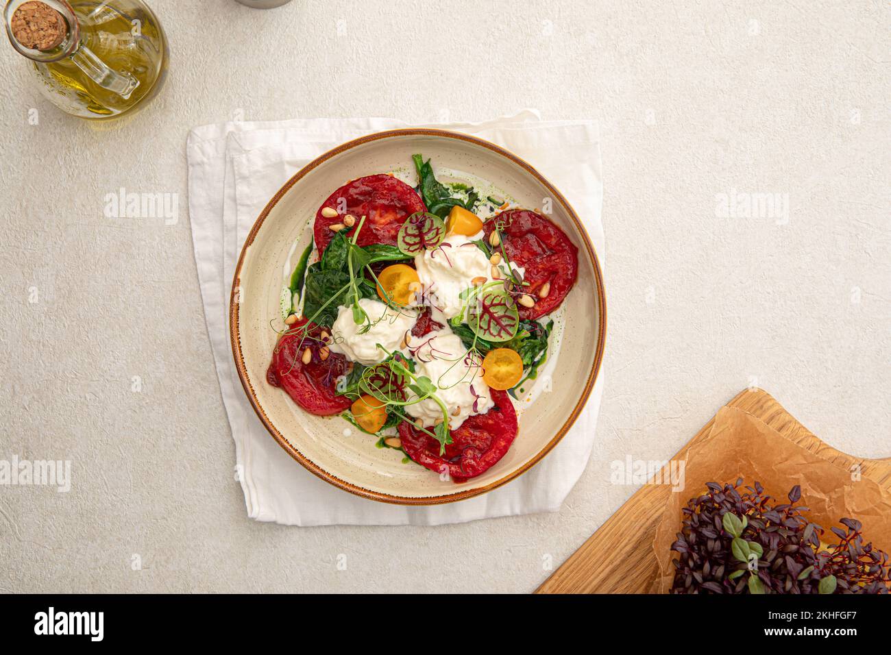 Portion gegrillte Tomaten und Stracciatella Stockfoto