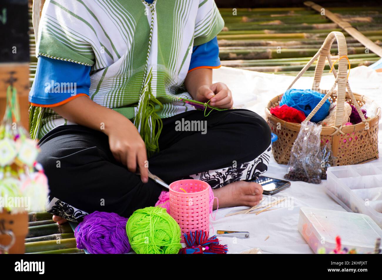 Karen Ethnic Working Stickerei Stricken Garn im lanna Stil in handgemachtem Kunsthandwerksladen in oh poi lokaler Marktbasar für thailänder und ausländische Reisende Stockfoto