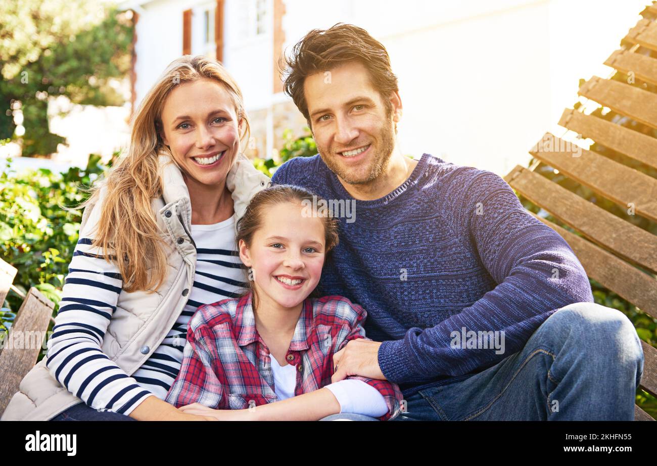 Die wichtigste Zeit ist Familienzeit. Porträt einer dreiköpfigen Familie, die Zeit miteinander verbringt. Stockfoto