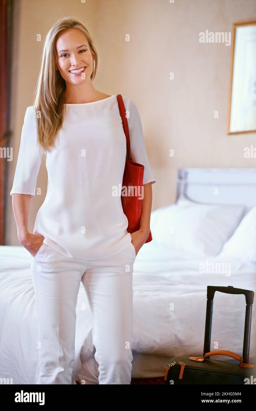 Sie ist endlich in ihrem Hotelzimmer angekommen. Eine attraktive junge Frau in ihrer Hotelsuite. Stockfoto Sie ist endlich in ihrem Hotelzimmer angekommen. Eine attraktive junge Frau in ihrer Hotelsuite. Stockfoto