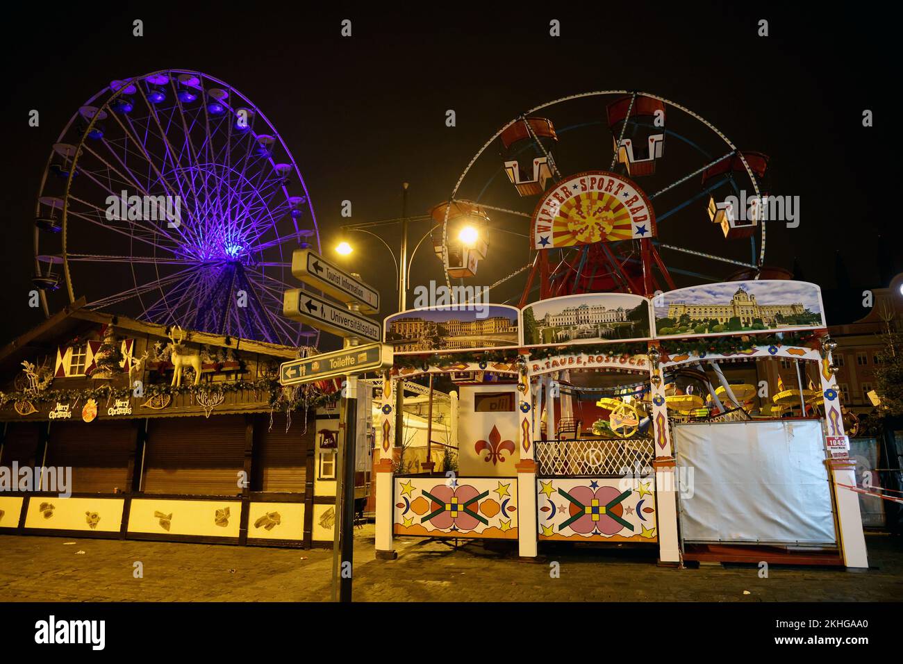 Rostock, Deutschland. 24.. November 2022. Ein großes Riesenrad und ein 'Wiener Sportrad' stehen für die Gäste auf dem Neuen Markt bereit. Der Weihnachtsmarkt von Rostock mit seiner 3,2 Kilometer langen Wandermeile, 16 Karussells und 50 dekorierten Verkaufsständen ist bis 22.12.2022 Uhr geöffnet. Kredit: Bernd Wüstneck/dpa/Alamy Live News Stockfoto