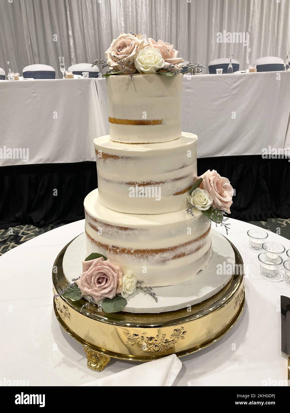 Eine Hochzeitstorte mit rosa und weißen Blumen Stockfoto