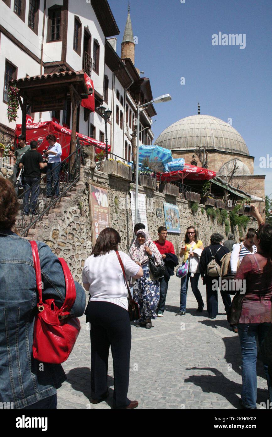 Straßenszene; Haupteinkaufsstraße; Beypazari; Türkei; Frauen, die spazieren und plaudern, eine mit Kopftuch, der Rest ohne, Stockfoto