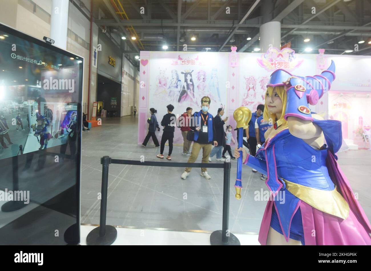 HANGZHOU, CHINA - 24. NOVEMBER 2022 - Beim China International Cartoon and Animation Festival in Han Interagiert Ein Cosplay-Schauspieler mit einer Spielfigur Stockfoto