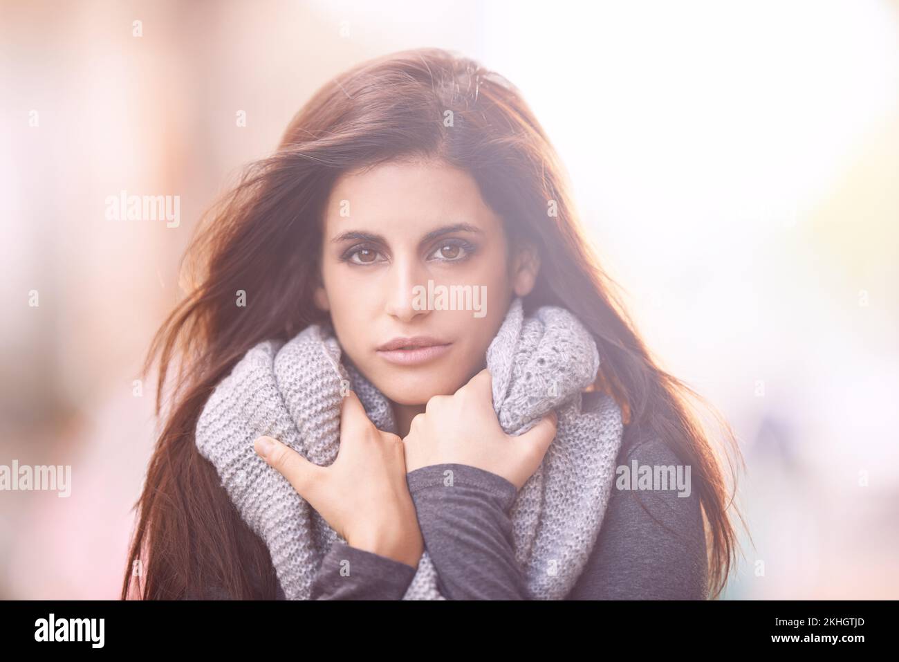 Bringen Sie etwas Wärme in Ihre Wintergarderobe. Verkürztes Porträt einer schönen jungen Frau in stilvoller Winterkleidung. Stockfoto