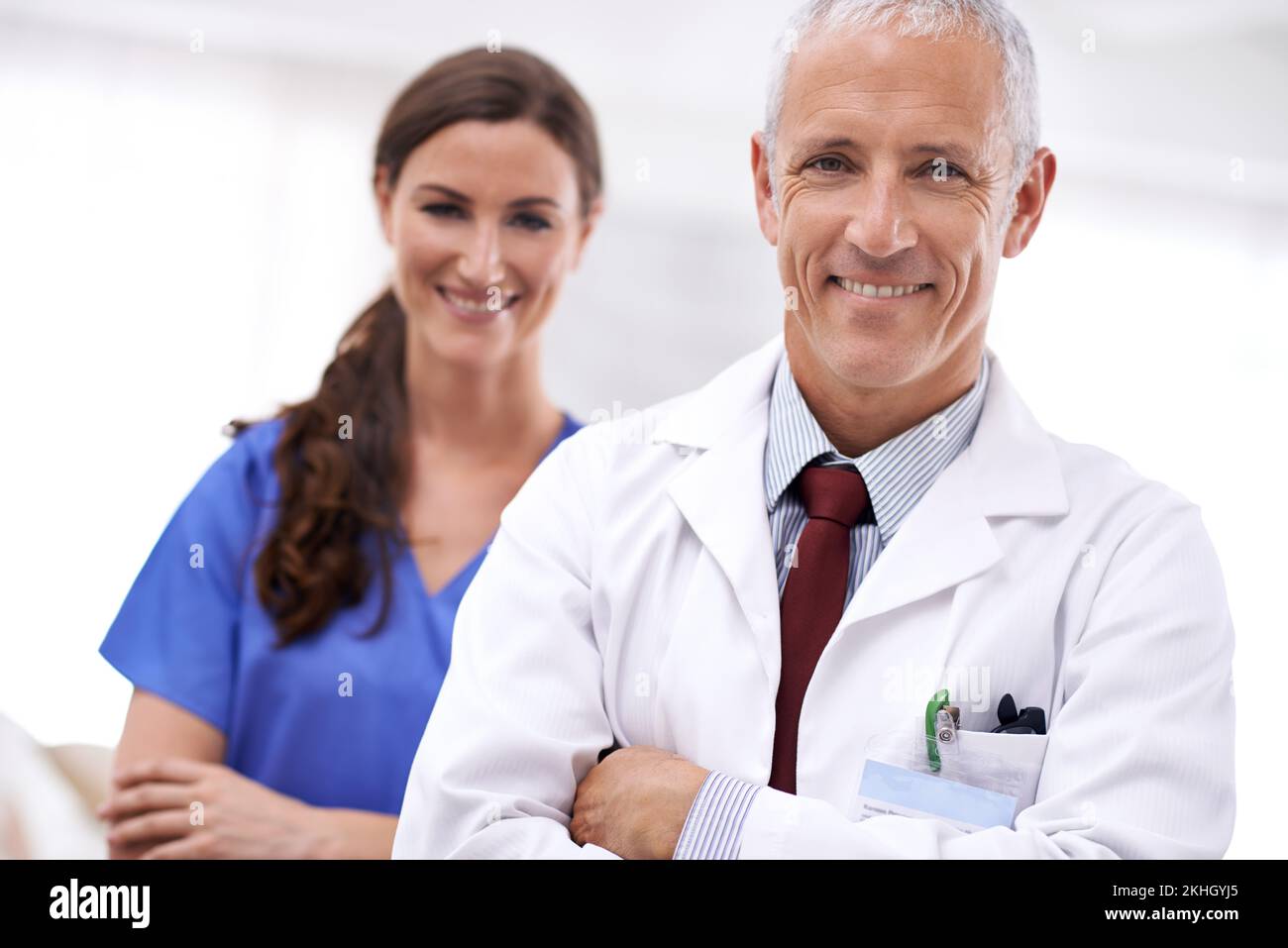 Vertrauenswürdiges Team von medizinischen Fachkräften. Porträt von zwei medizinischen Fachkräften. Stockfoto