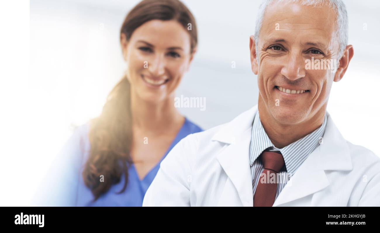 Lächelnde Gesichter des Arztberufs. Portrait zweier freundlicher Mediziner. Stockfoto