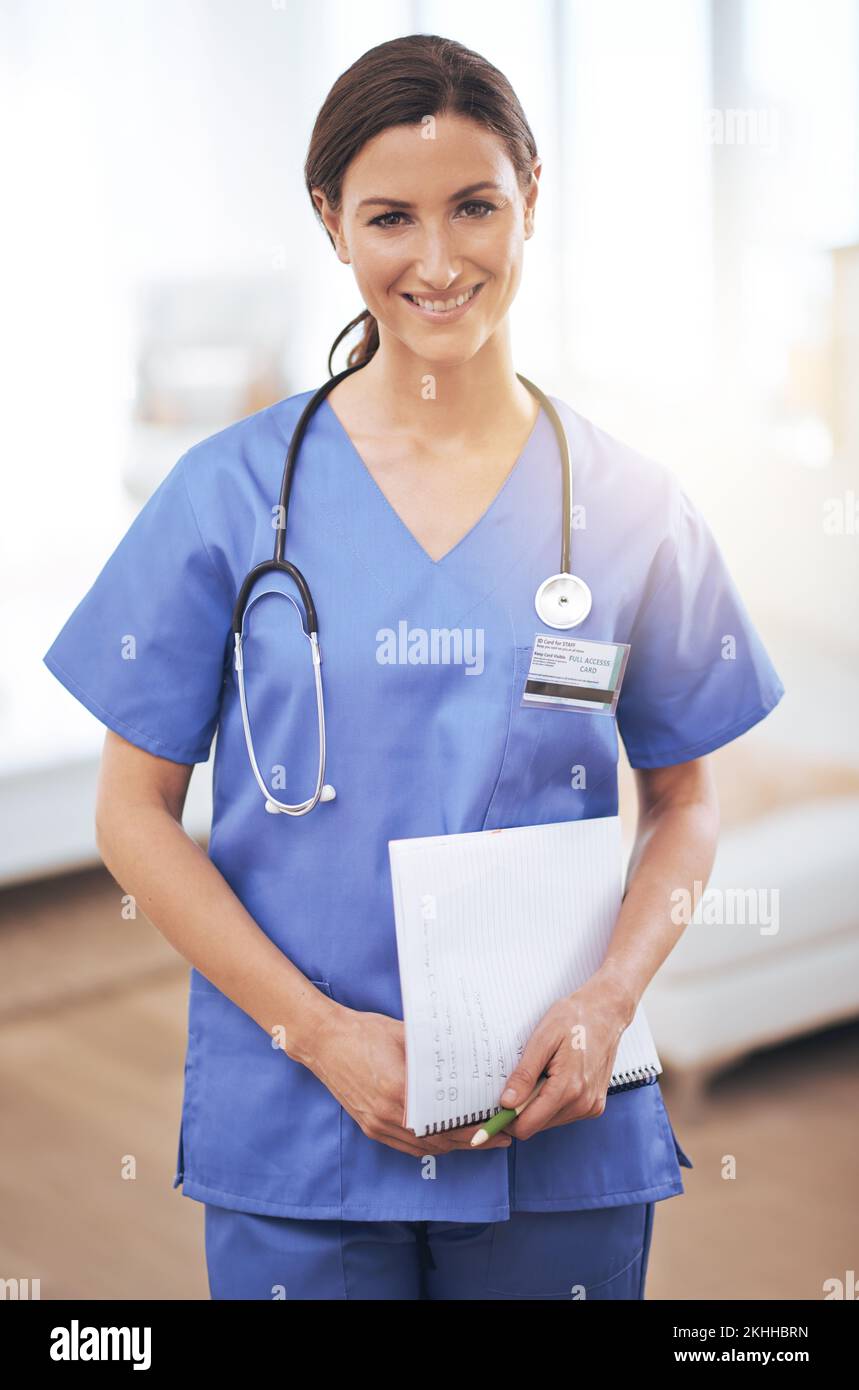 Sie sorgt für die beste Versorgung ihrer Patienten. Porträt einer lächelnden Krankenschwester mit einer Krankenakte. Stockfoto