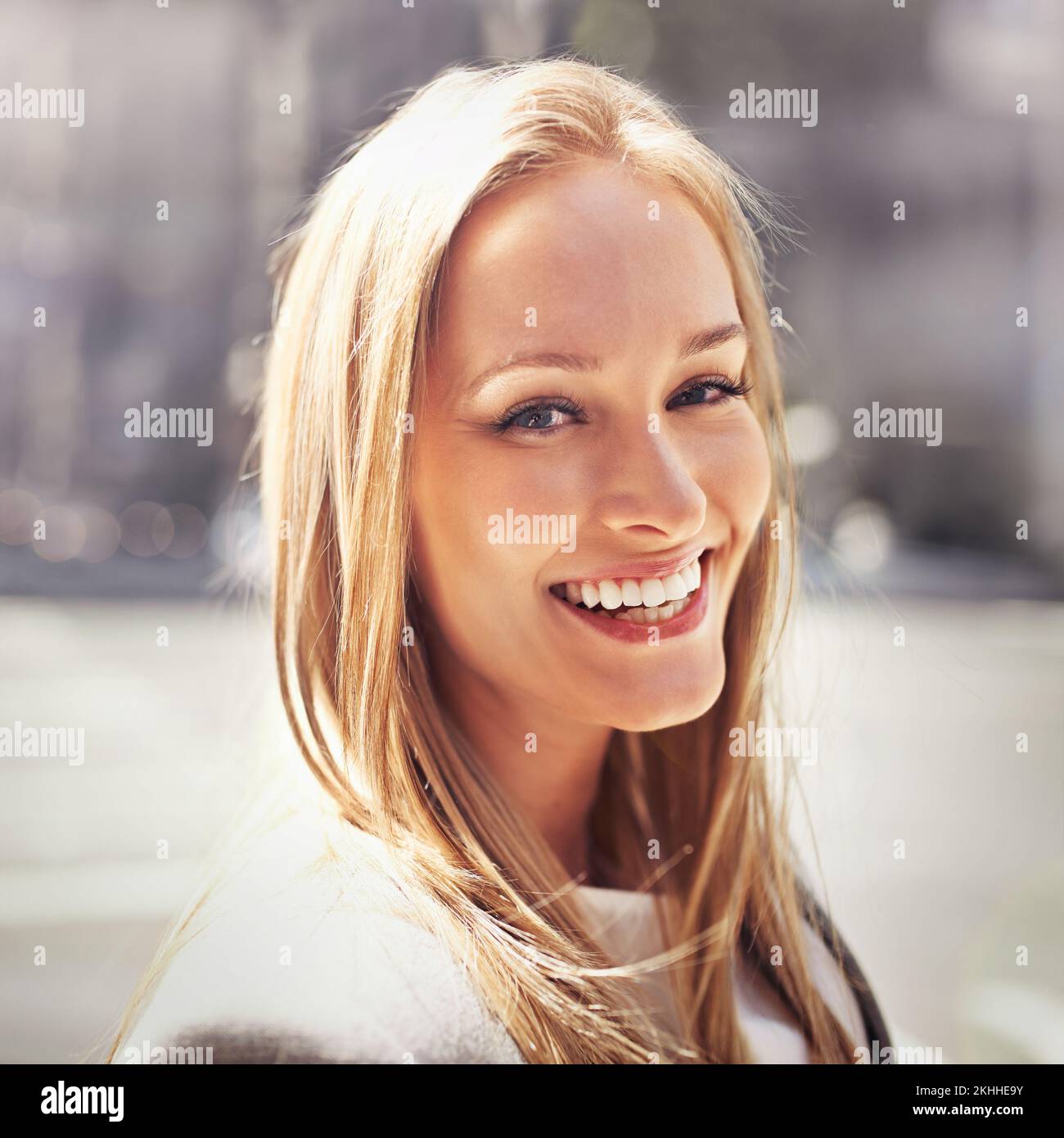 Ich wurde geboren, um ein Stadtmädchen zu sein. Porträt einer attraktiven jungen Frau in einer Stadtstraße. Stockfoto