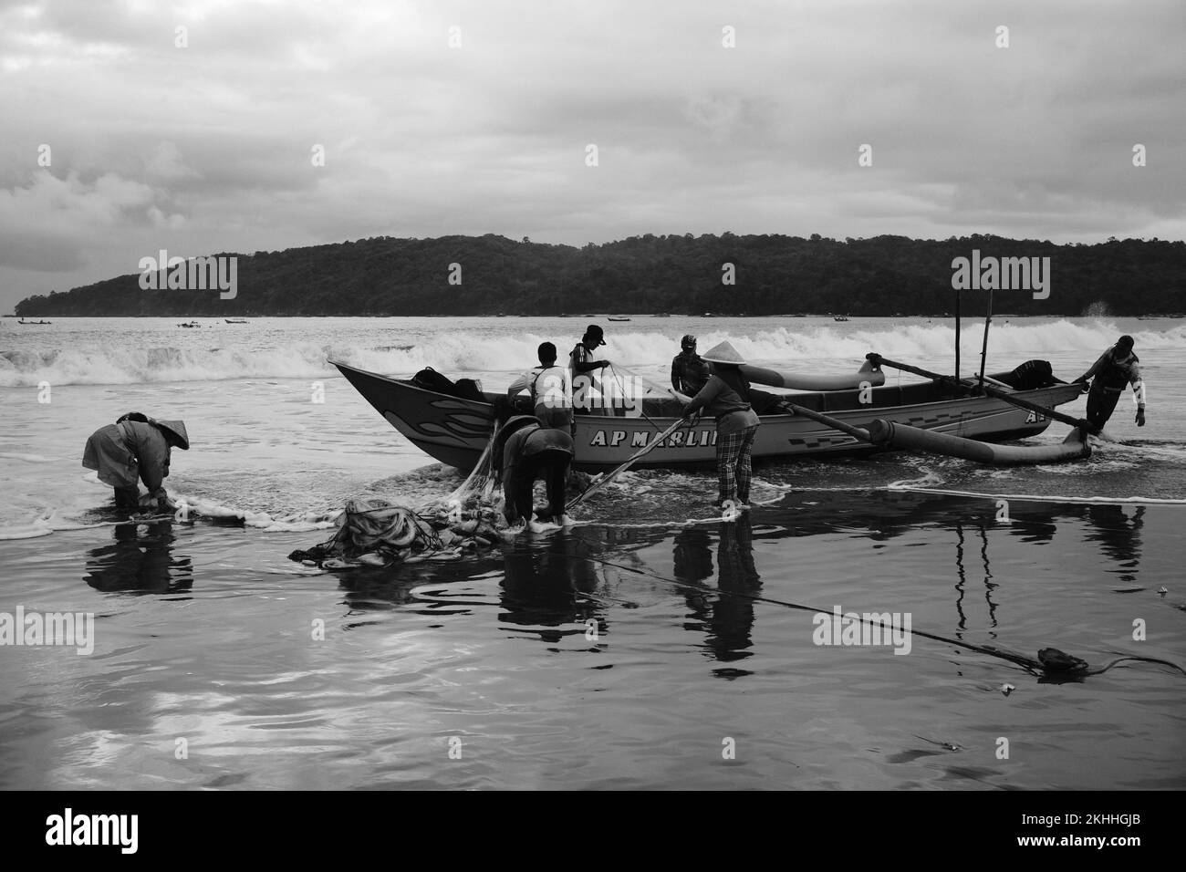 Pangandaran, West Java, Indonesien - 29. Oktober,2022 : Schwarzweißfoto, Schwarzweißfoto von Fischern am Strand im Pangandaran - indonesien Stockfoto