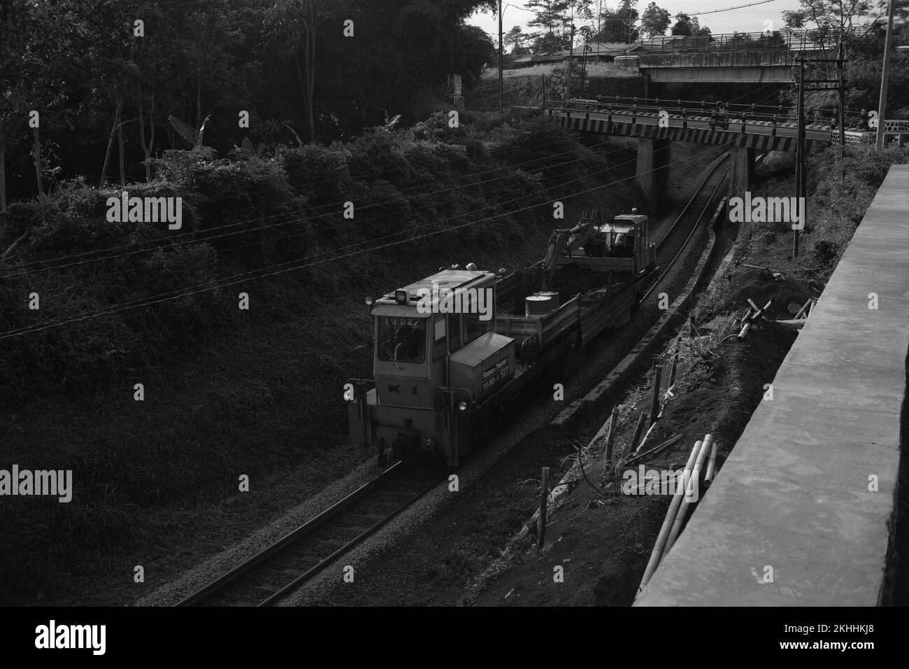 Schwarzweißfoto, Schwarzweißfoto einer Lokomotive, die die Gleise in Pangandaran - Indonesien überquert Stockfoto