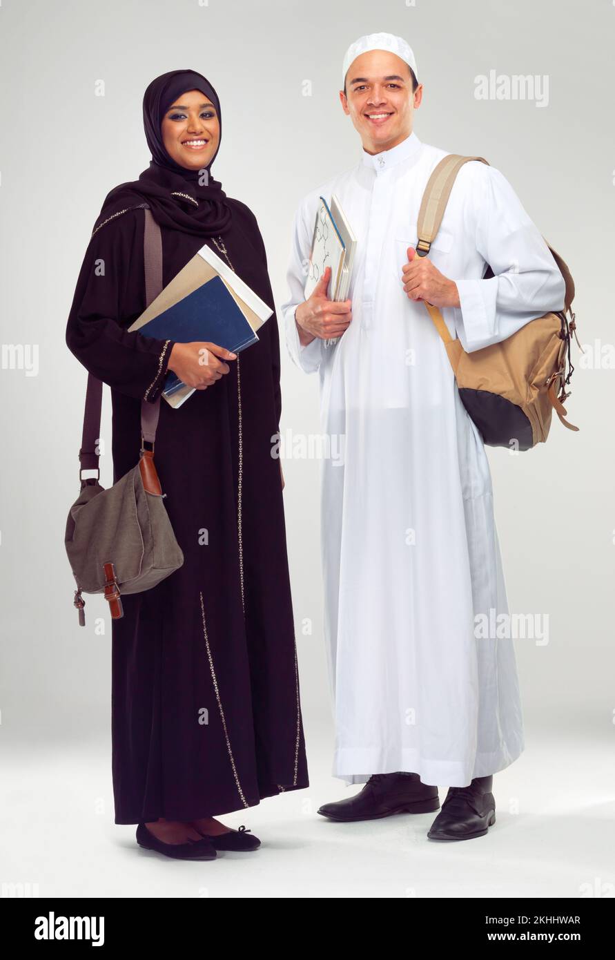 Bildung ist von entscheidender Bedeutung. Studioporträt zweier junger arabischer Schüler. Stockfoto