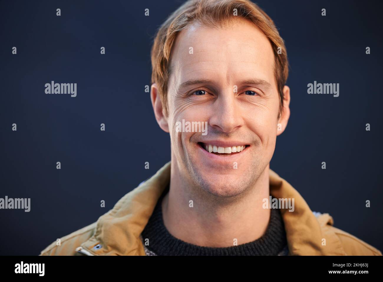 Er hat allen Grund zu lächeln. Ein verkürztes Studioporträt eines gutaussehenden Mannes. Stockfoto