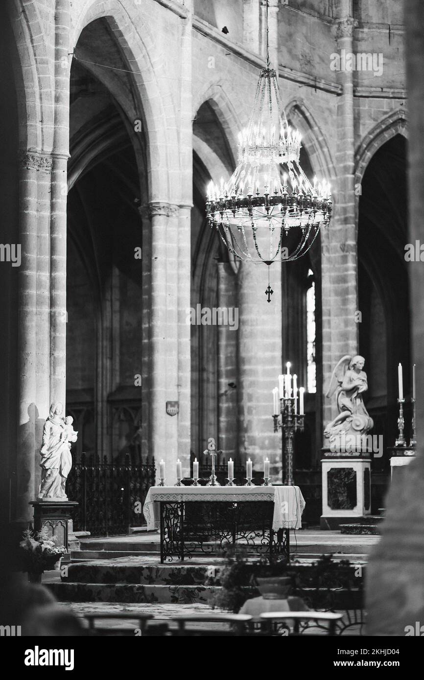 Das Innere des Kölner Doms mit leuchtenden Kerzen Stockfoto