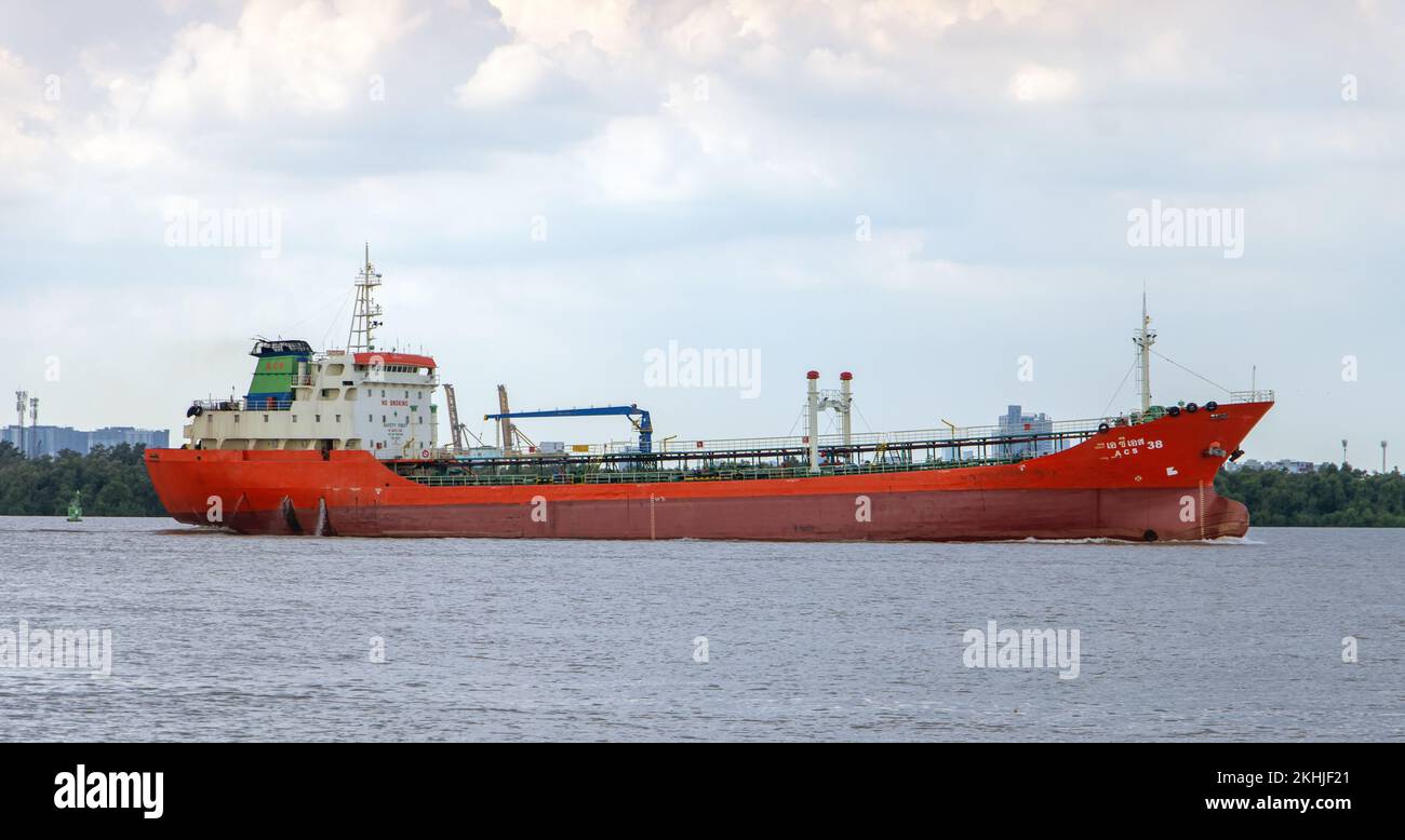 SAMUT PRAKAN, THAILAND, SEP 21 2022, der Öltanker ACS 38 fährt aus der Mündung des Flusses Chao Phraya Stockfoto