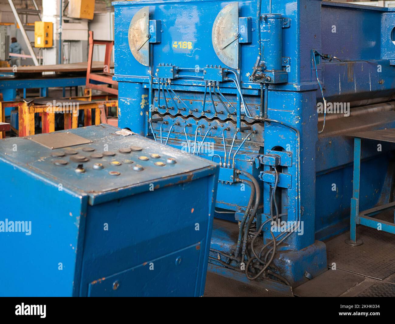 Fabrikationswerk oder Pressmaschine in der Werkstätte, selektiver Fokus. Technologie der Metallverarbeitung. Spezialausrüstung Stockfoto