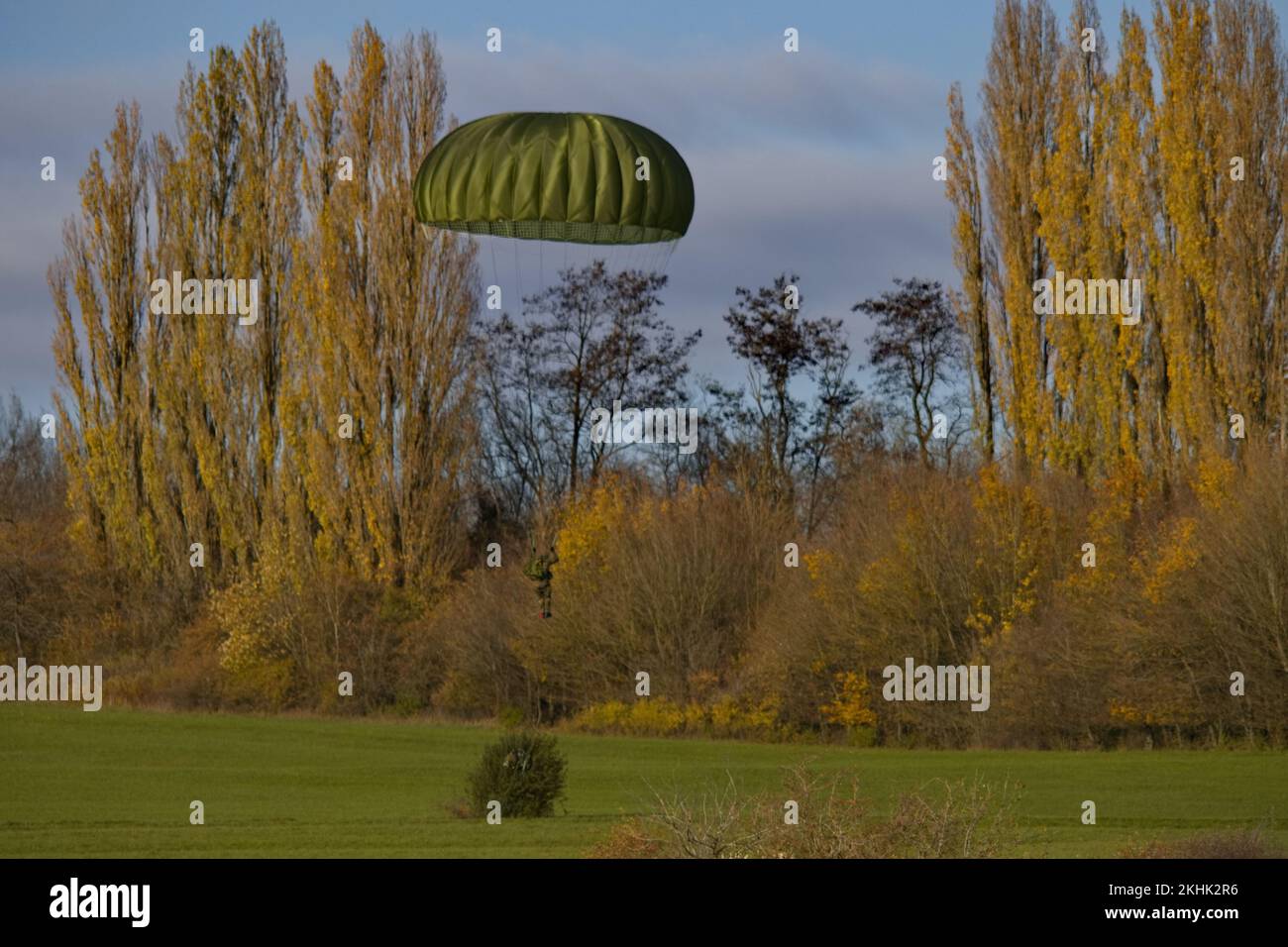 nato-Fallschirmspringer, blauer Himmel, bundeswehr, deutsches Militär Stockfoto