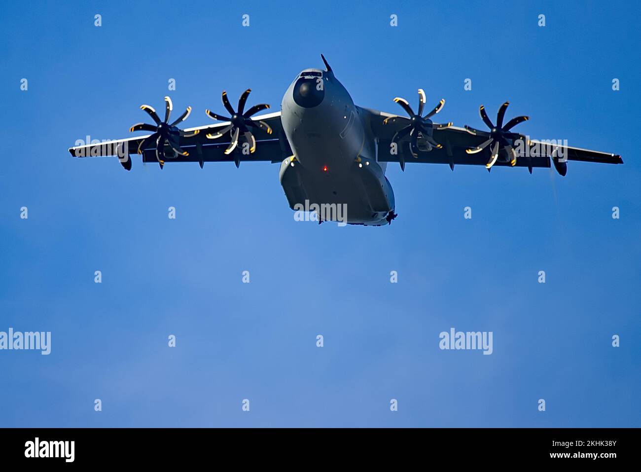 Ein Airbus A400M der deutschen Luftwaffe fliegt tief über die Landschaft und zeigt seine enorme Transportfähigkeit, Stärke und Vielseitigkeit als moderner Milit Stockfoto