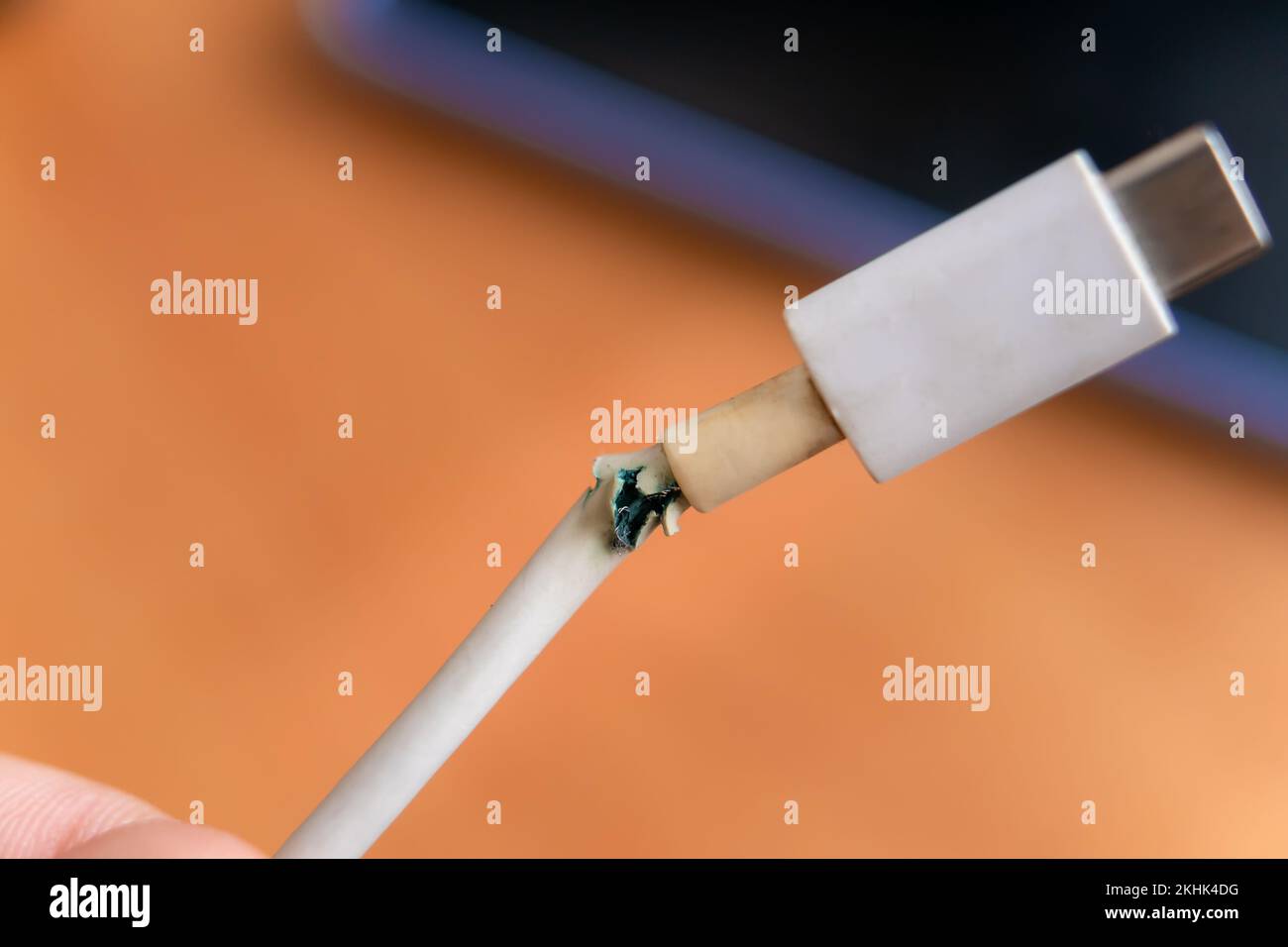 Nahaufnahme des defekten weißen Typ-C-Ladekabels zum Telefon. Das USB-Kabel ist beschädigt. Stockfoto