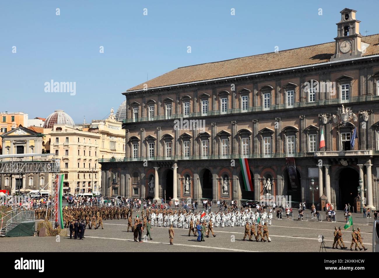 Mitglieder des italienischen Alpenkorps Proben ihre 150.-Jubiläumsparade vor dem Königspalast, Piazza del Plebiscito, Neapel, Italien. Stockfoto