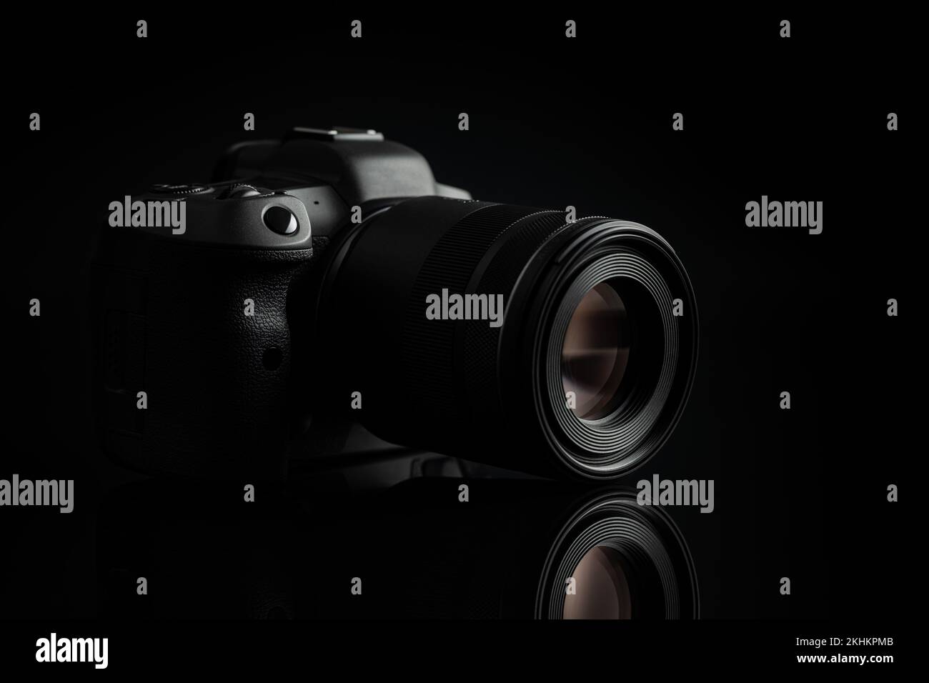 Spiegellose Digitalkamera auf schwarzem Hintergrund. Stockfoto
