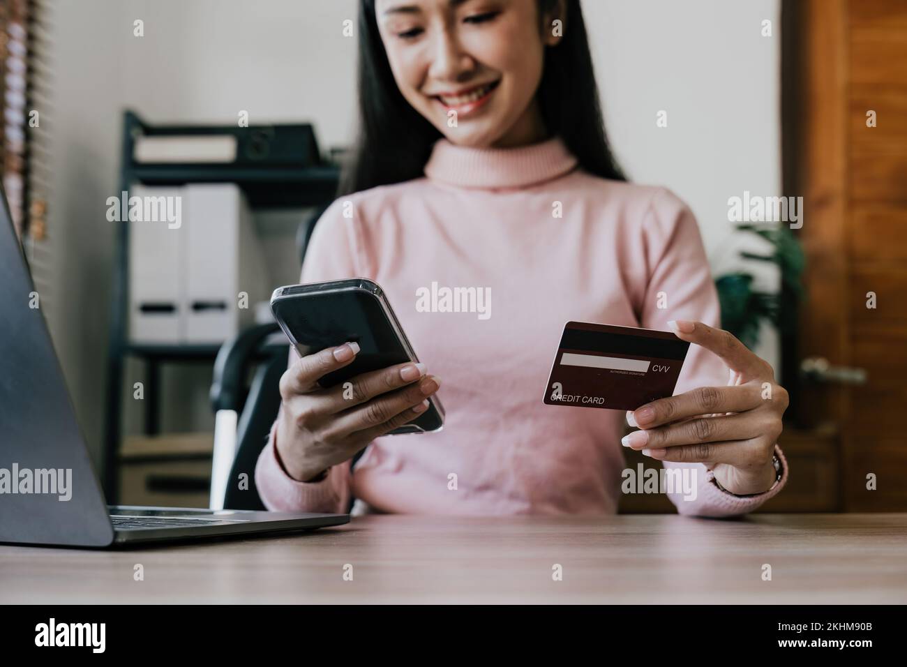 Eine junge Frau aus der Nähe zahlt online mit Kreditkarte. Online-Shopping mit Mobiltelefon. Stockfoto