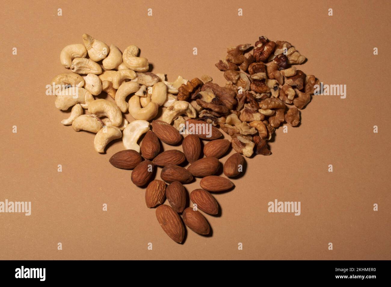 Eine Nahaufnahme einer Herzform aus verschiedenen Nüssen Stockfoto