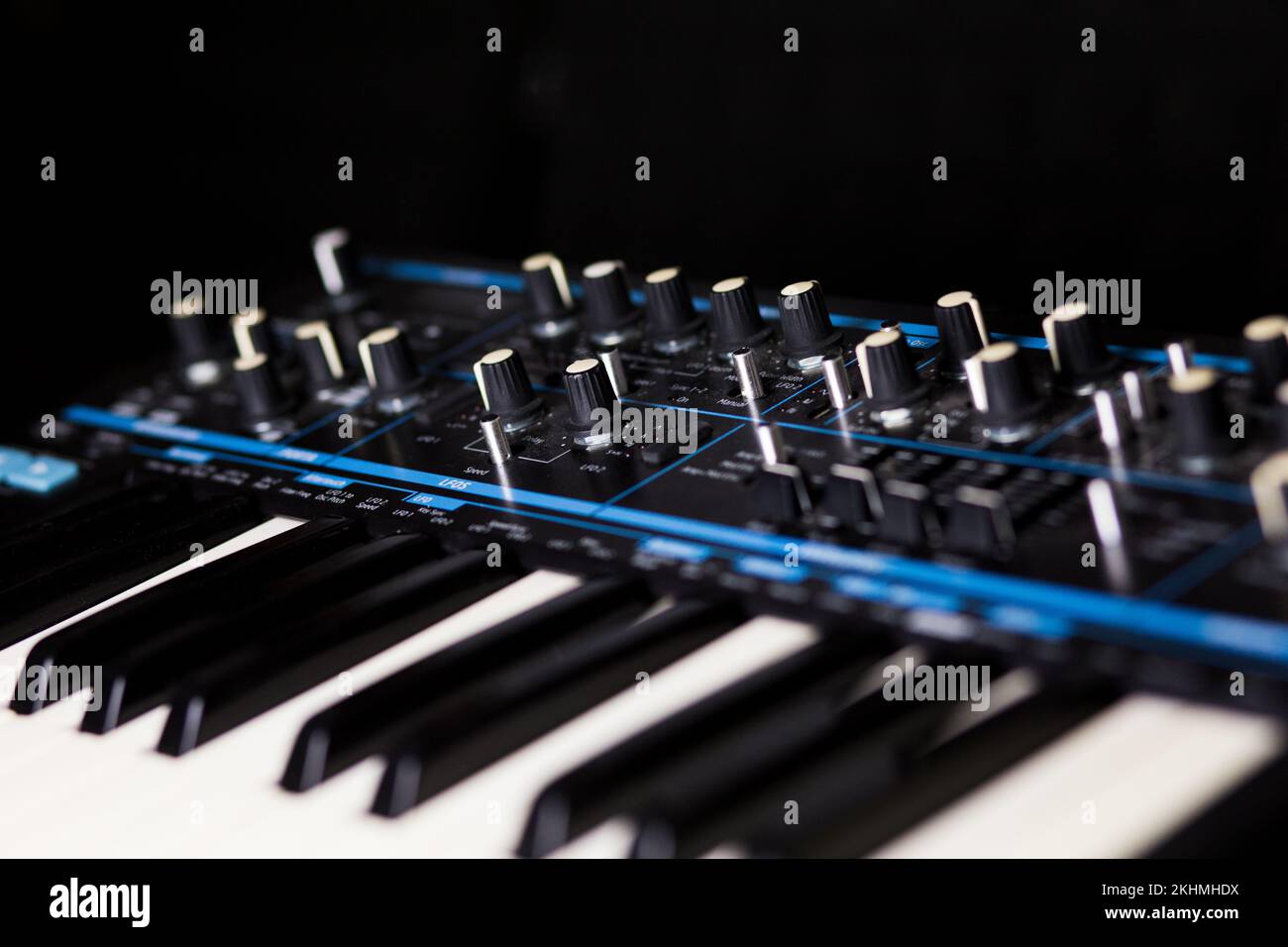 Synthesitzer in Blau und Schwarz mit großer Schärfentiefe Stockfoto