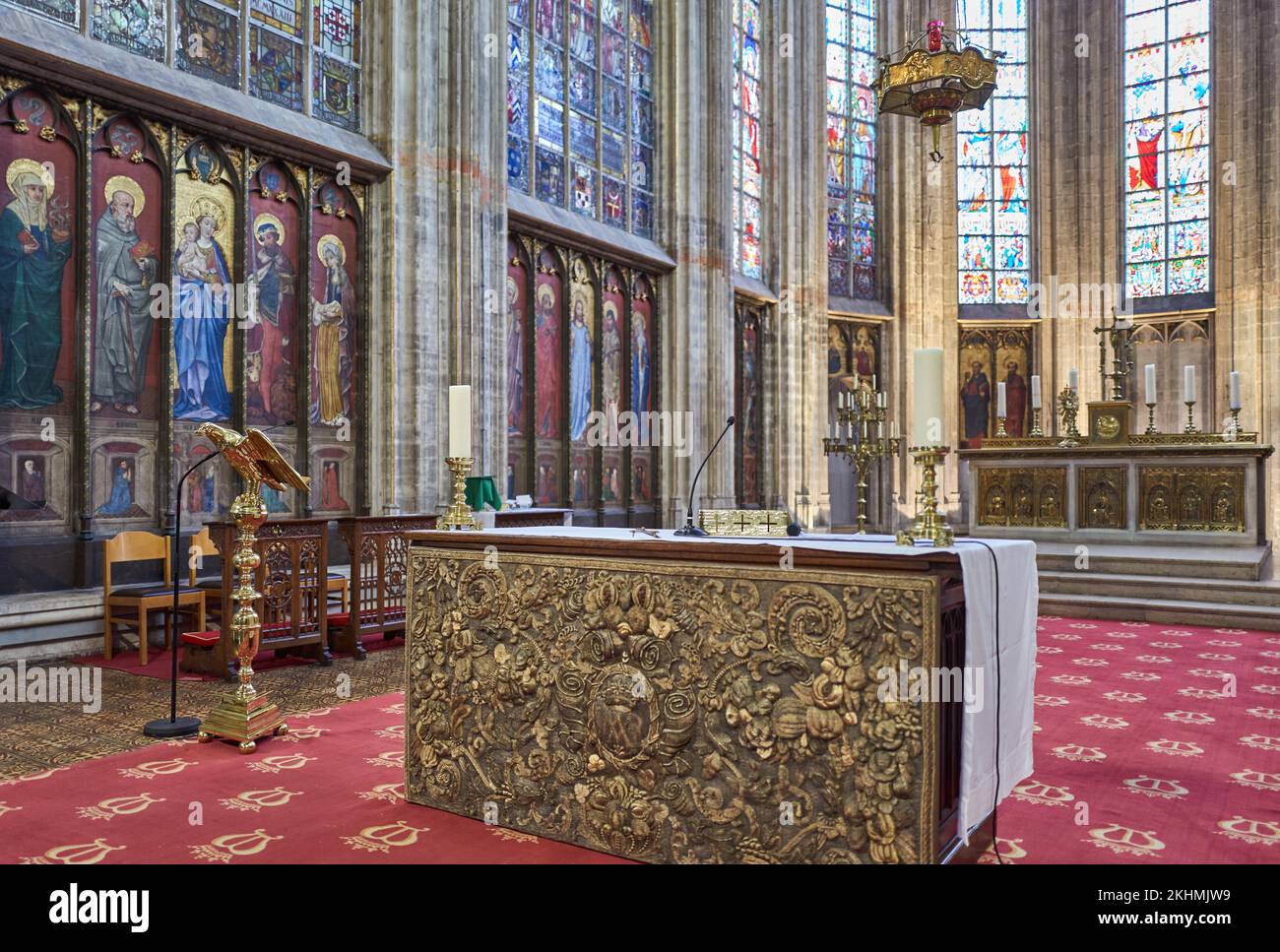 Brüssel, Beigium - 6. September 2018: Altar und Apse der Muttergottes der Kirche Sablon Stockfoto