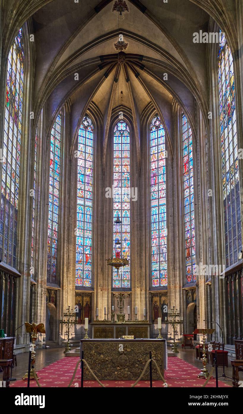 Brüssel, Beigium - 6. September 2018: Altar und Apse der Muttergottes der Kirche Sablon Stockfoto