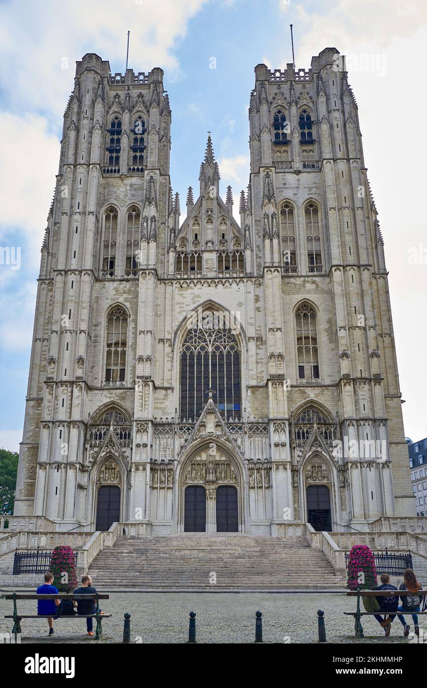 Brüssel, Beigium - 6. September 2018: Besucher sitzen vor der imposanten Fassade mit den Glockentürmen der Heiligen Michael und Gudule Cathed Stockfoto