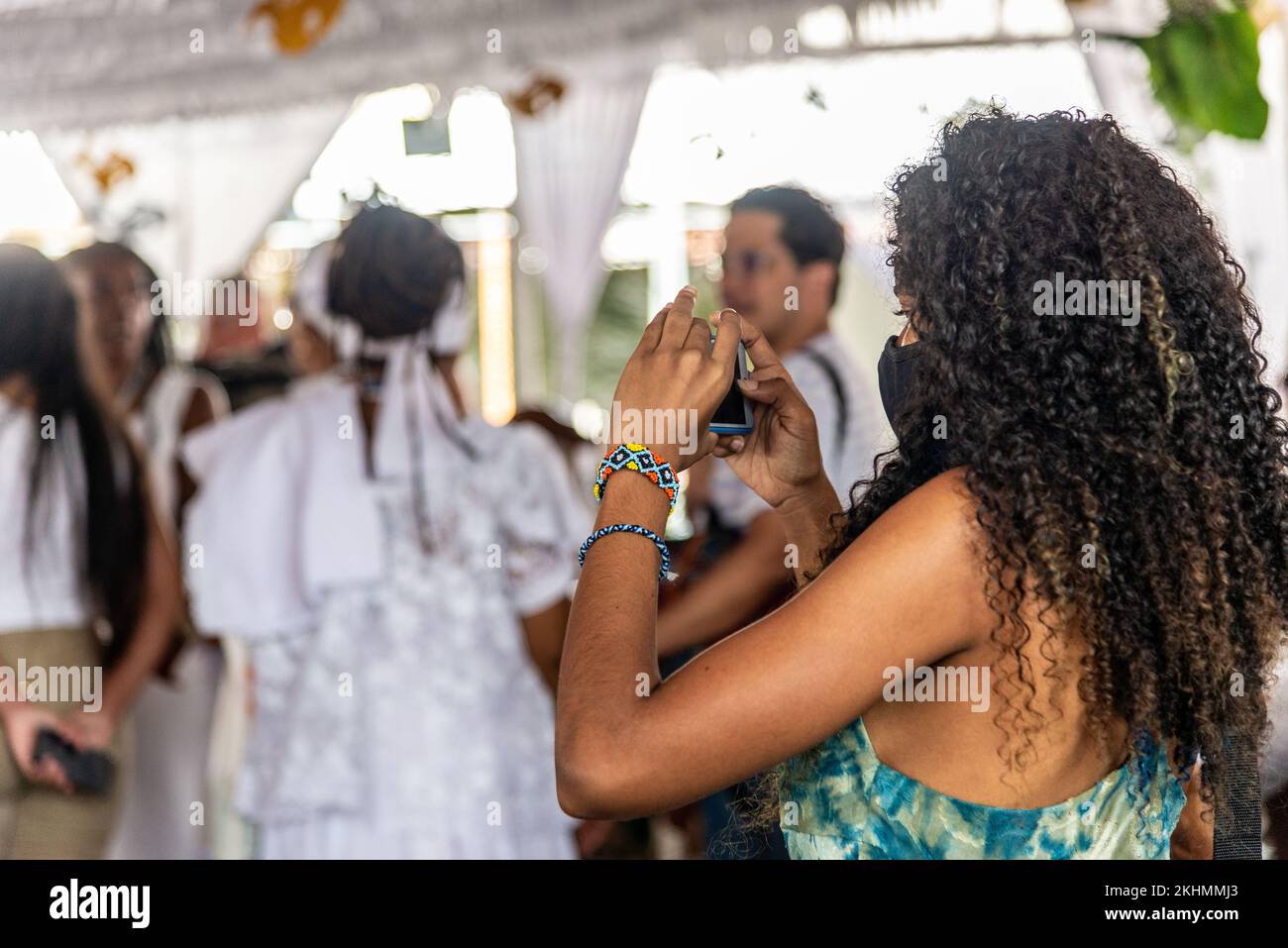 Candomble-Mitglieder werden während einer religiösen Demonstration namens Bembe do Mercado in der Stadt Santo Amaro gesehen. Stockfoto
