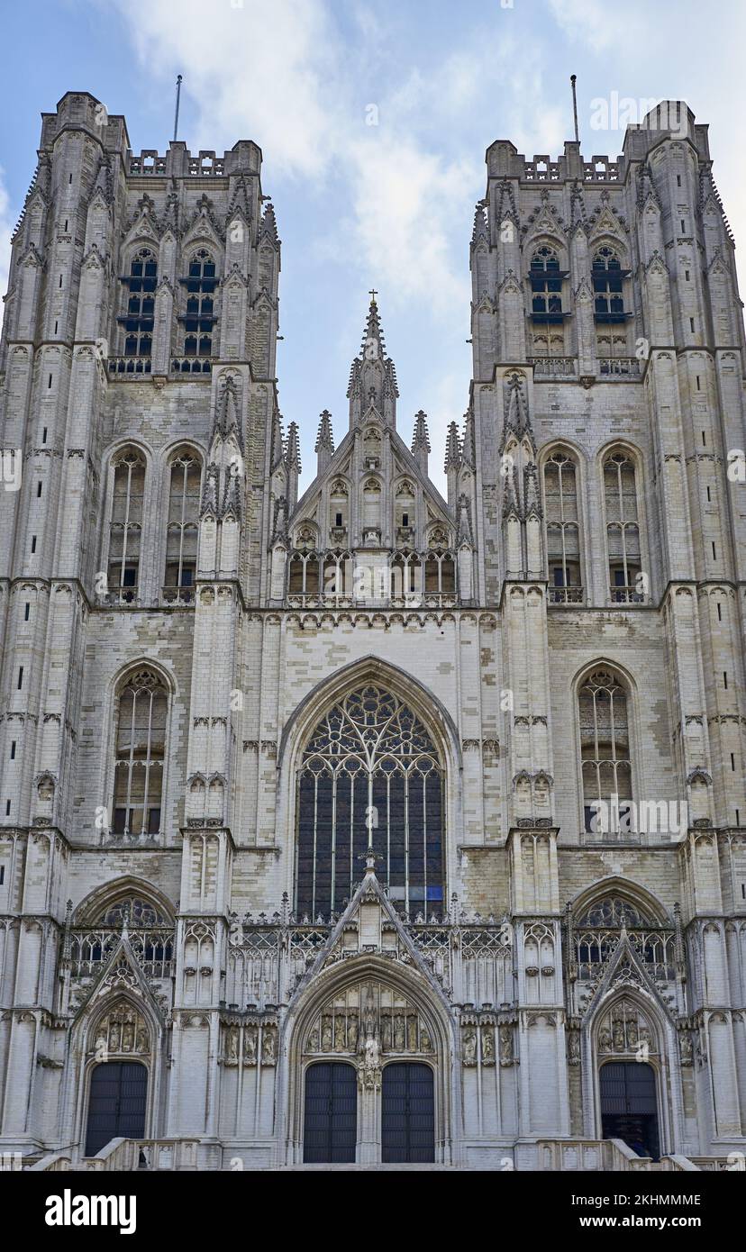 Brüssel, Beigium , die imposante Fassade mit den Glockentürmen der Heiligen Michael und der Kathedrale von Gudule Stockfoto