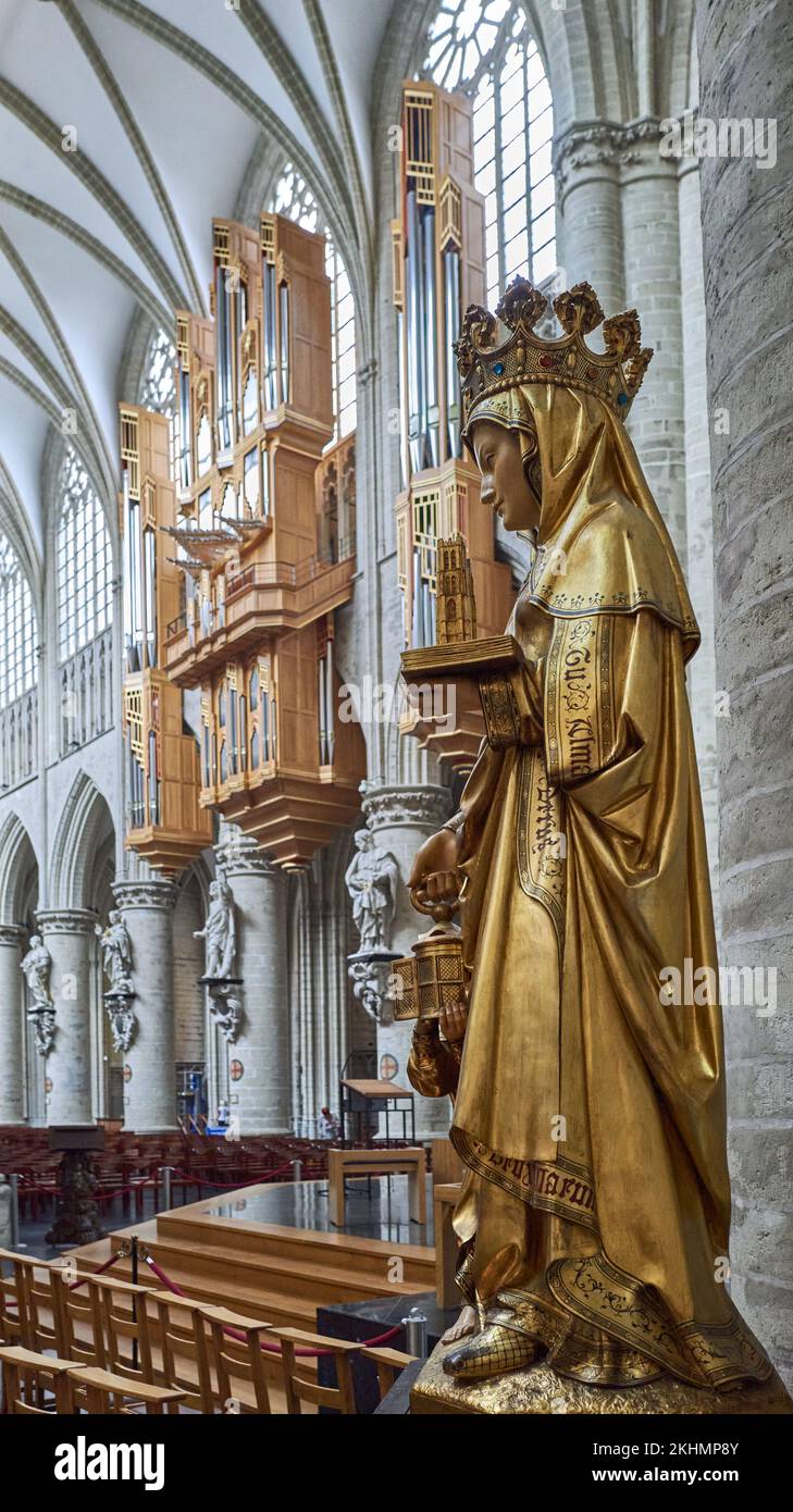 Brüssel, Beigium - 5. September 2018: Die goldene Statue von St. Gudule in den Heiligen Michael und Gudule Kathedrale Stockfoto