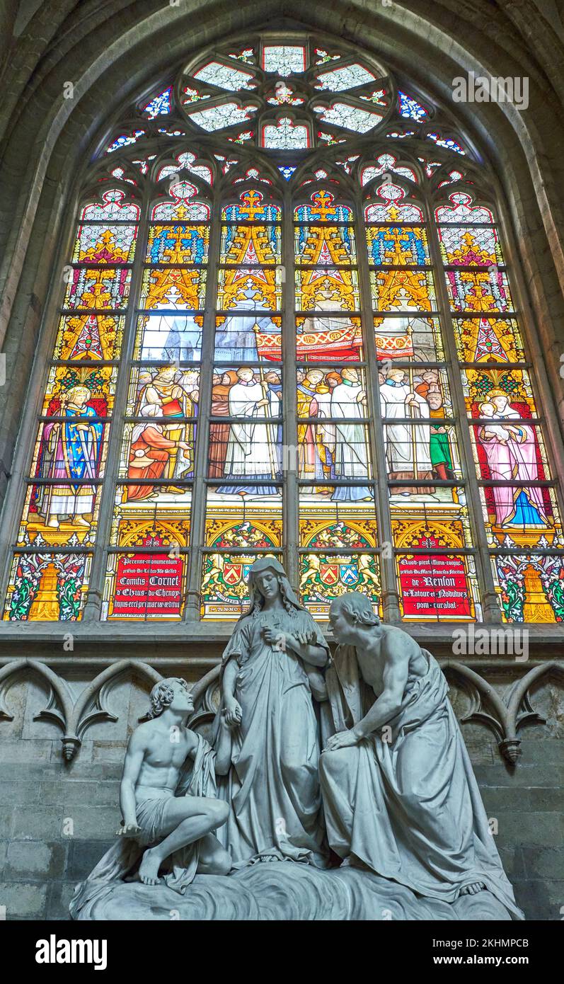 Brüssel, Beigium - 5. September 2018: Eine heilige Marmorgruppe vor einem bunten Buntglas an der Kathedrale der Heiligen Michael und Gudule Stockfoto