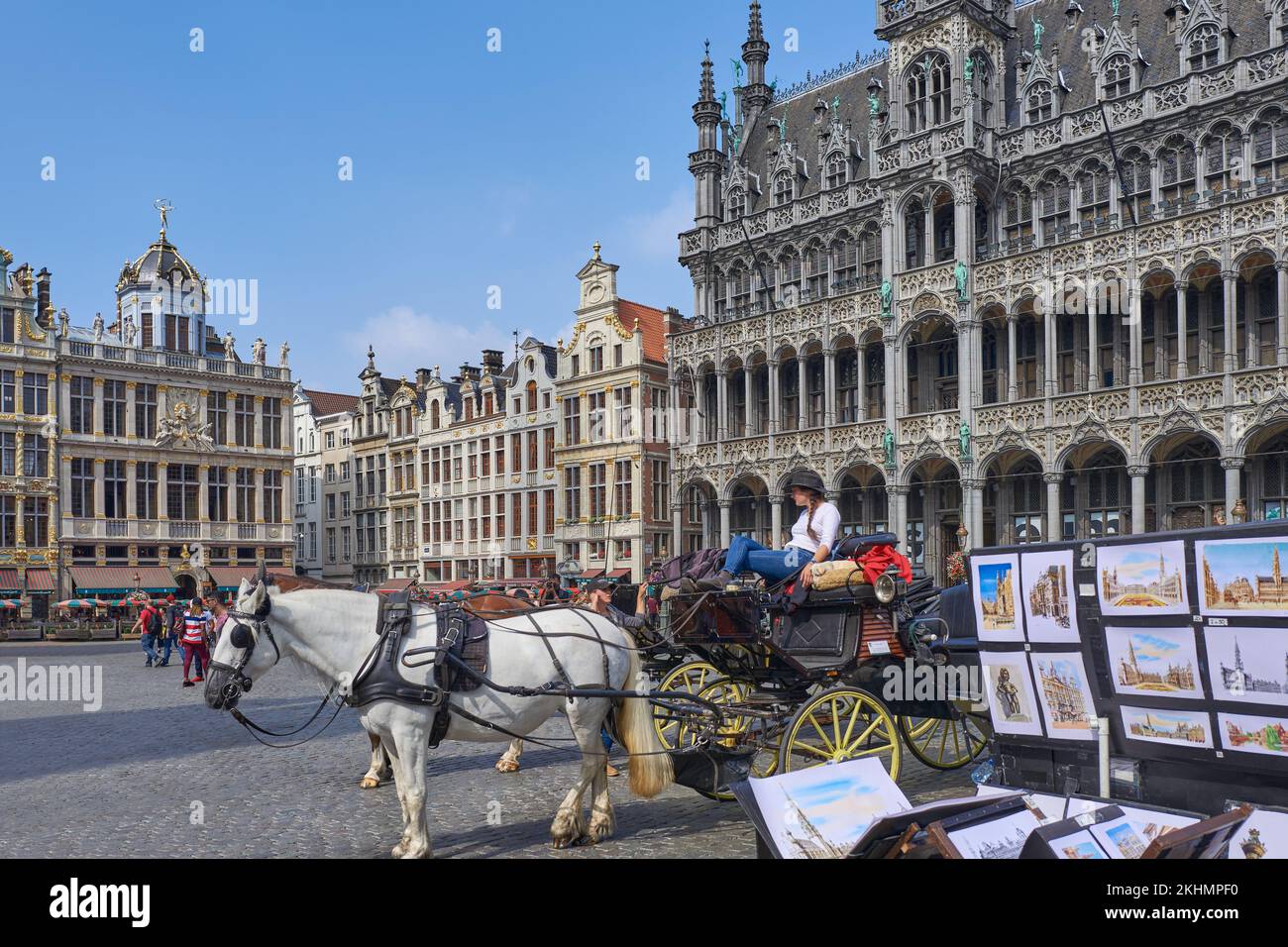 Brüssel, Beigium - 4. September 2018: Gemälde und Kutschen warten auf Touristen auf dem Platz Grand Place (Grote Markt) mit dem Haus des Königs Stockfoto