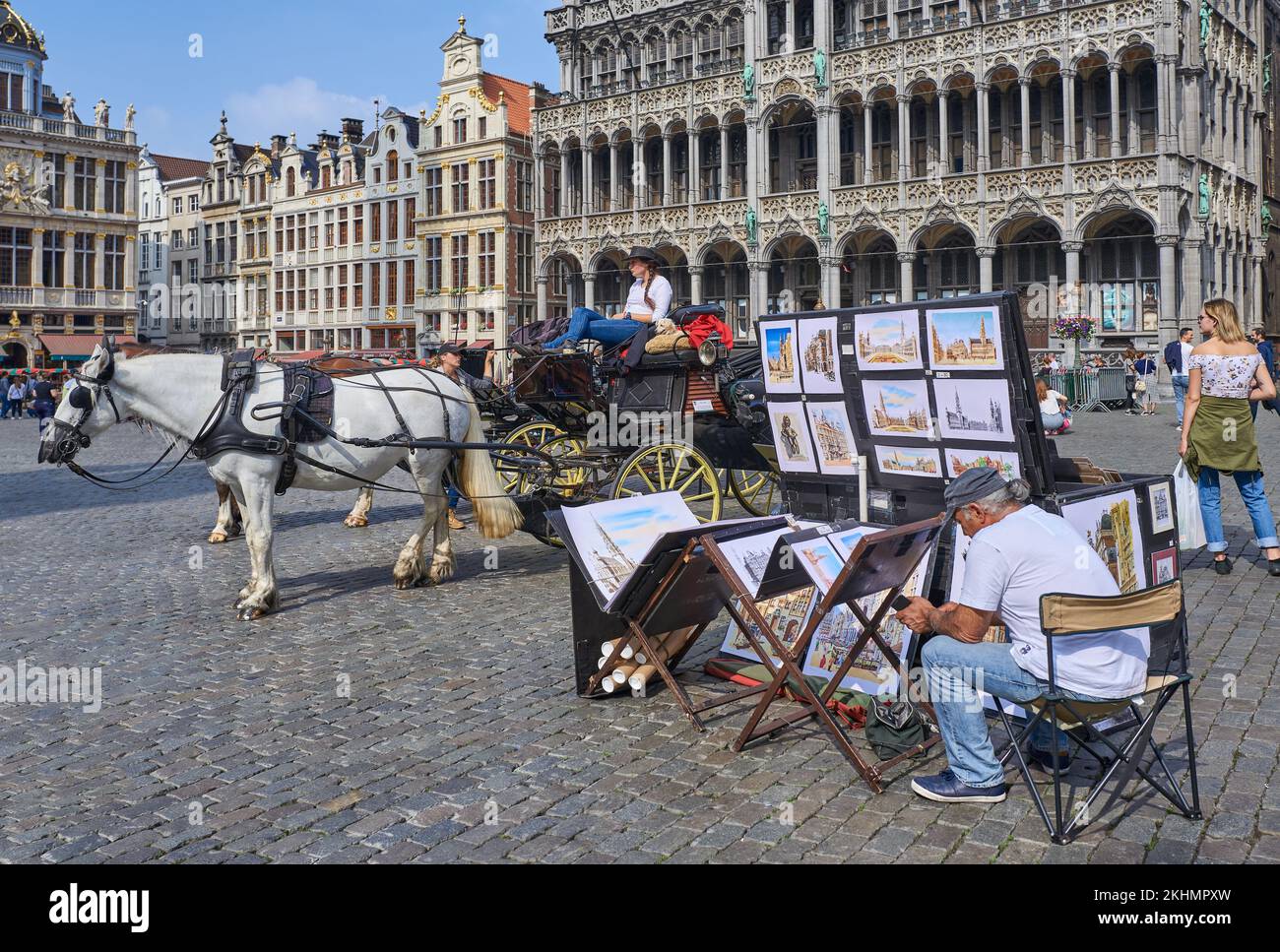 Brüssel, Beigium - 4. September 2018: Gemälde und Kutschen warten auf Touristen auf dem Platz Grand Place (Grote Markt) mit dem Haus des Königs Stockfoto