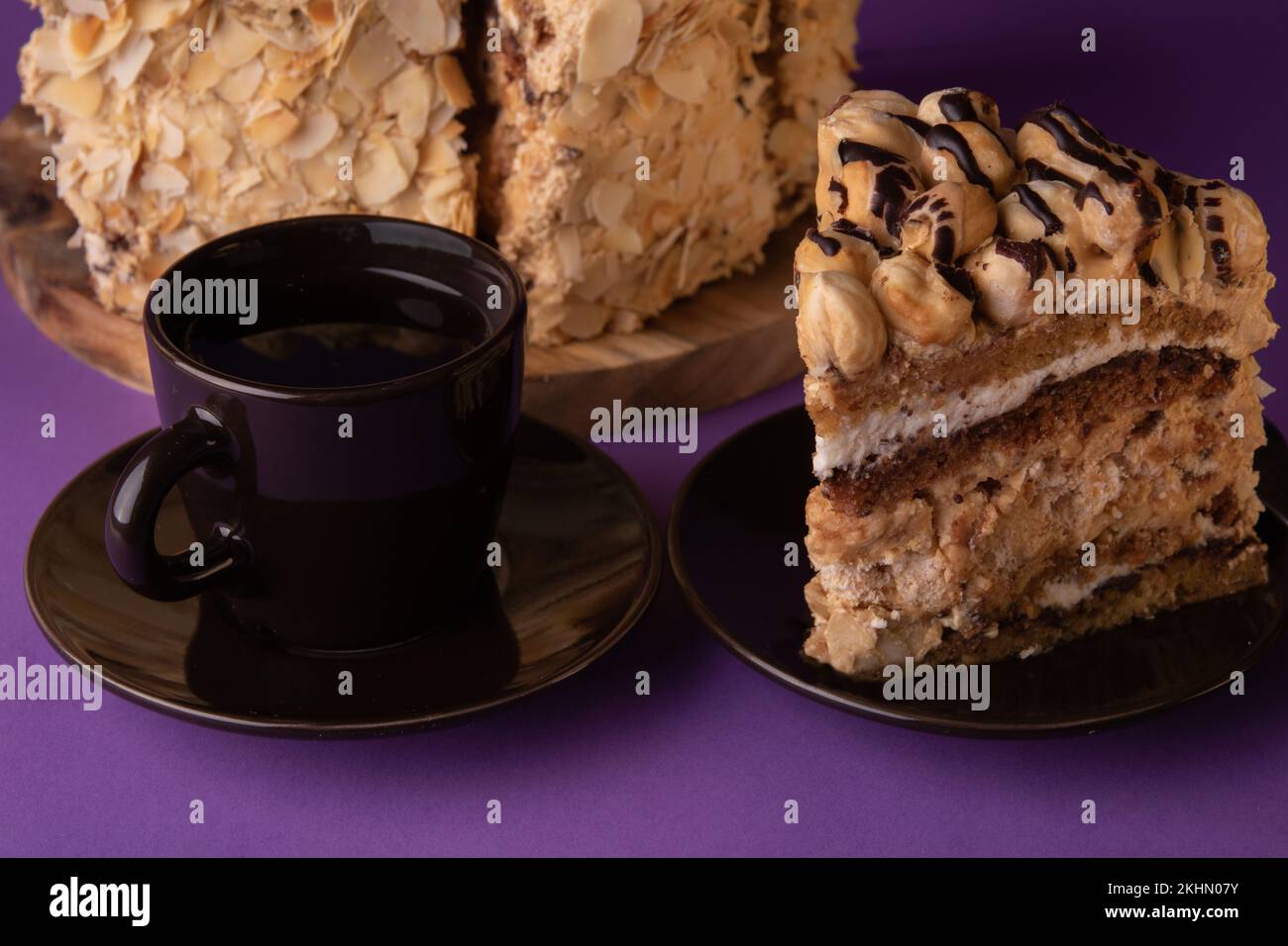 Foto von einem Mandelkuchen und Kaffee Stockfoto