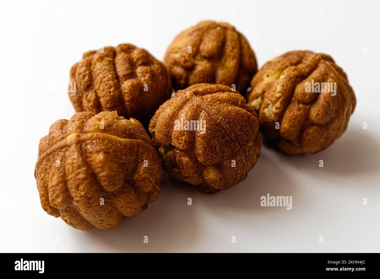 Walnussbrot auf weißem Hintergrund Stockfoto