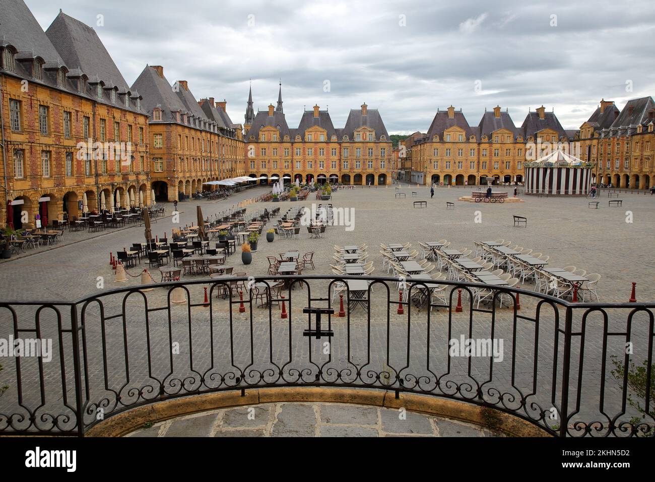 Der Hauptplatz Place Ducale in Charleville Mezieres, Ardennen, Grand Est, Frankreich, mit traditionellen Fassaden, Arkaden und Kopfsteinpflaster Stockfoto
