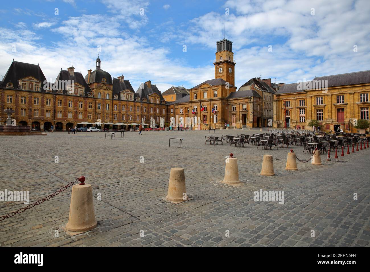 Der Hauptplatz Place Ducale in Charleville Mezieres, Ardennen, Grand Est, Frankreich, mit traditionellen Fassaden, Arkaden und Kopfsteinpflaster Stockfoto