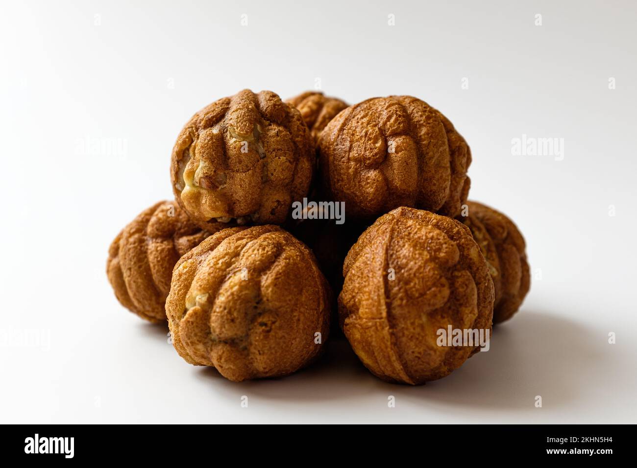Walnussbrot auf weißem Hintergrund Stockfoto