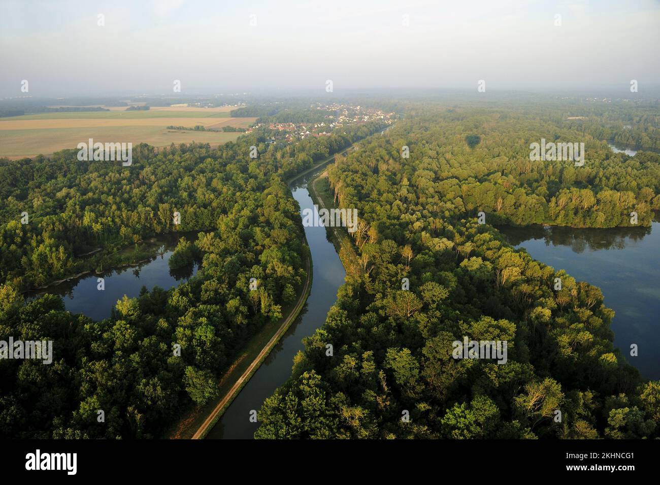 Frankreich. Seine-et-Marne (77) Flug im Heißluftballon (Luftaufnahme) über das Loing Valley und den Wald von Fontainebleau, Teiche um das Dorf Gr Stockfoto