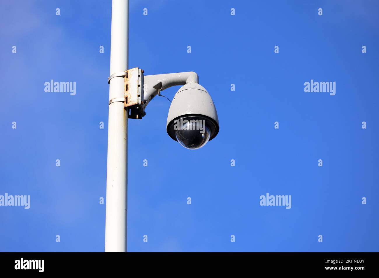 Überwachungsvideokamera für den Außenbereich an einem Straßenmast in blauem Himmel. CCTV-Kamera, Konzept für Sicherheit, Privatsphäre und Schutz vor Kriminalität Stockfoto