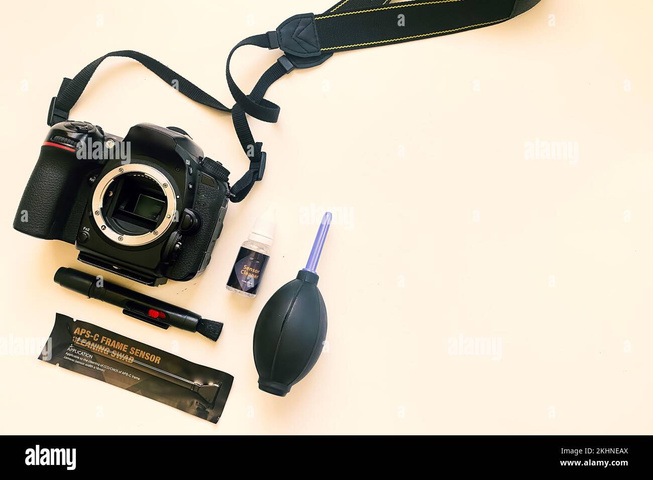 Nahaufnahme Kamerasensor und Reinigungswerkzeuge für Objektive mit dslr-Kamera auf weißem Hintergrund. Selektiver Fokus. Bürste, Gebläse, Kamera, Wattestäbchen, Flüssigkeitsbehälter Stockfoto